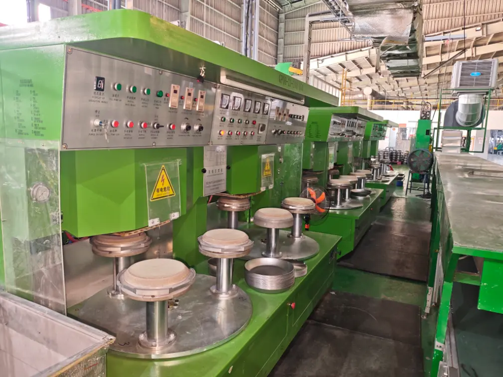 Makîneya şilkirina bingehê ya kelûmelê li derveyî welat hate saz kirin.